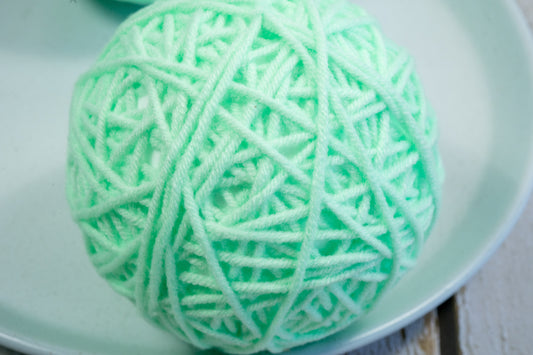 Close-up of the large wool cat ball toy. | Vue rapprochée de la balle en laine pour chats.