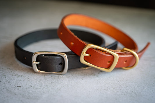 Handmade and custom leather dog collars 3/4 inch and 2 colors: brown and black. | Colliers pour chiens en cuir faits à la main 3/4 pouce et 2 couleurs : marron et noir.