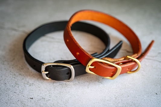Close up view of the handmade leather 3/4 inch dog collars. | Vue rapprochée des colliers pour chien en cuir de 3/4 de pouce faits à la main.