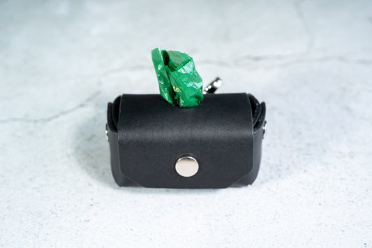 Front view of handmade premium black leather dog poop bag holder. | Vue de face du porte-sac à crottes de chien en cuir noir de qualité supérieure fait à la main.