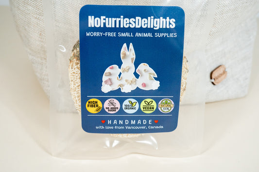 Banana apple and cilantro loofah, handmade toy for bunnies and guinea pigs, 100% organic, natural and vegan. | Luffa banane, pomme et coriandre, jouet à mâcher fait maison pour lapins et cobayes, 100% biologique, naturel et végétalien.