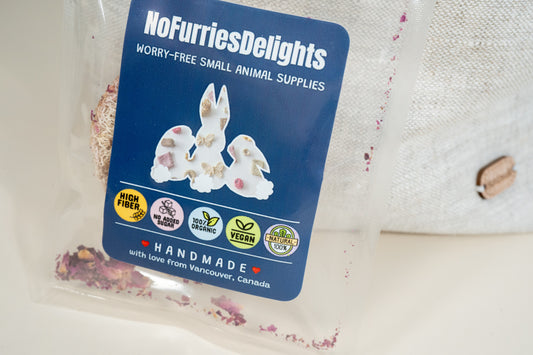 Banana and rose petals loofah, handmade toy for bunnies and guinea pigs, 100% organic, natural and vegan. | Luffa banane et pétales de rose, jouet à mâcher fait maison pour lapins et cobayes, 100% biologique, naturel et végétalien.