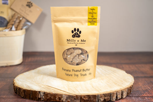 Bag with banana peanut butter dog treats. | Sac avec des gâteries pour chiens au beurre d'arachide et banane.