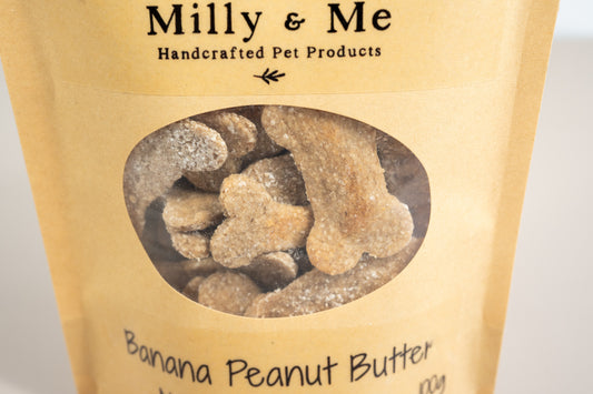 Close-up view of the banana peanut butter dog treats. | Vue rapprochée des friandises pour chiens au beurre de peanut et banane.