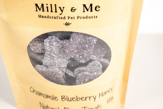 Close-up view of the chamomile blueberry honey dog treats. | Vue rapprochée des friandises pour chiens à la camomille, bleuets et miel.