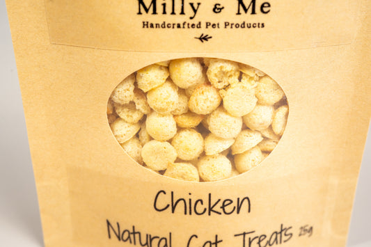 Close-up view of the chicken cat treats. | Vue rapprochée des friandises pour chats au poulet.