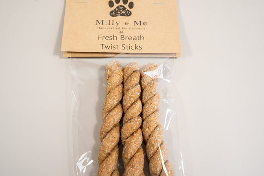 Close-up view of the 3 twisted stick fresh breath dog treats. | Vue rapprochée des 3 friandises pour chiens haleine fraîche sous forme de bâtonnets torsadés.