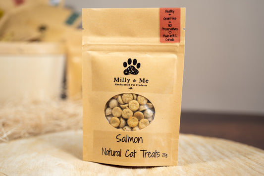 Bag with salmon cat treats. | Sac avec des gâteries pour chats au saumon.