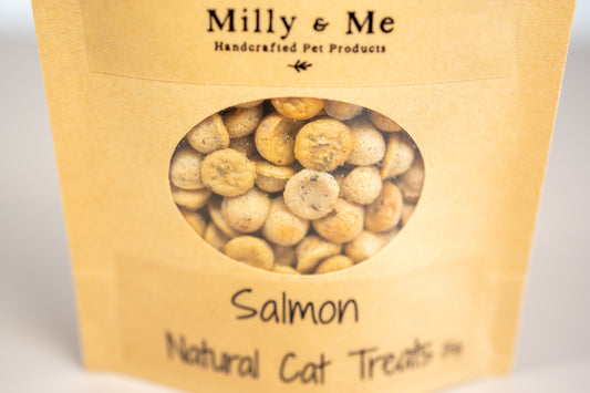 Close-up view of the salmon cat treats. | Vue rapprochée des friandises au saumon pour chats.