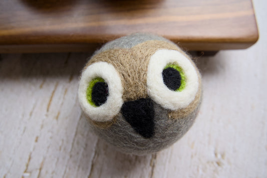 Close-up of the owl-shaped dog ball.|Gros plan de la balle pour chien en forme de hibou.