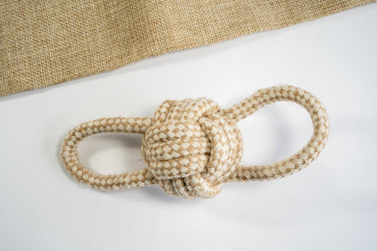 Cotton rope and sisal monkey fist for dogs with handles. | Poing de singe en corde de coton et sisal pour chien avec poignées.