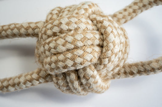 Close-up view of the monkey fist of the cotton rope and sisal dog toy. | Vue rapprochée du poing de singe du jouet pour chien en corde de coton et sisal.