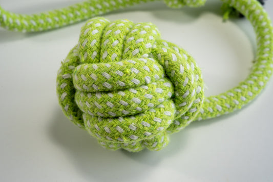 Close-up view of the cotton rope monkey handle ball for dogs. | Vue rapproché de la balle en poignée de singe en corde de coton pour chiens.