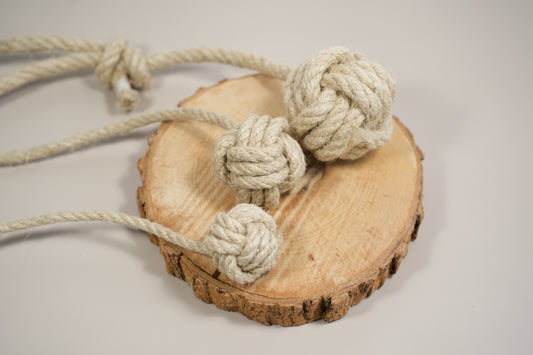 Dog toy with ball on the tip, serving as a tug dog toy, toss and fetch dog toy and chew dog toy. | Jouet pour chien avec balle sur l'embout, servant de jouet pour chien à tirer, jouet pour chien lancer-rapporter et jouet pour chien à mâcher.