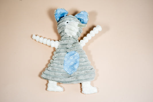 Top view of small soft mouse plush dog toy without stuffing. | Vue de dessus d'un petit jouet en peluche pour chien sans rembourrage.