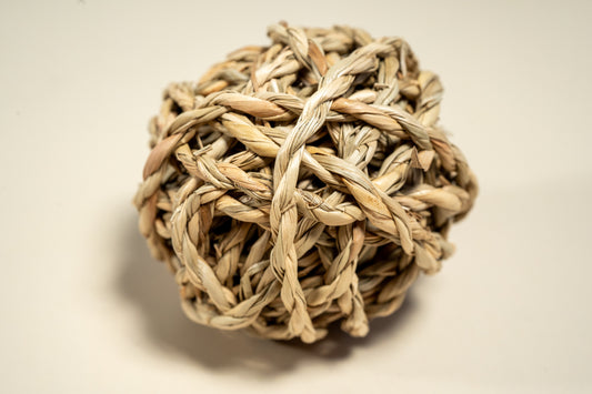 Close up view of aquatic plant balls for rabbit, hamster, rat, small pets. | Vue rapprochée de la balles de plantes aquatiques pour lapin, hamster, rat et autres petits animaux.