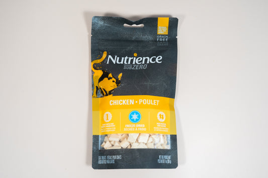 Nutrience subzero, freeze-dried cat treats with chicken high proteine and low calorie. | Gâteries lyophilisé au poulet pour chat Nutrience, est une friandise riche en protéines et faible en calories.