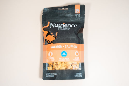 Nutrience subzero, freeze-dried cat treats with salmon is high proteine and low calorie. | Gâteries lyophilisé au saumon pour chat Nutrience, est une friandise riche en protéines et faible en calories.