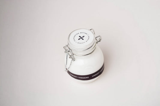 One small glass jar bottle filled with pet shampoo.|Un petit flacon en verre remplis de shampoing pour animaux.