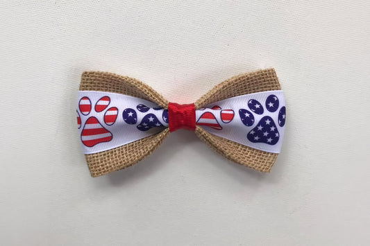 Pet bow tie with American flag design on a white background.|Nœud papillon pour animal de compagnie avec un motif de drapeau américain sur fond blanc.