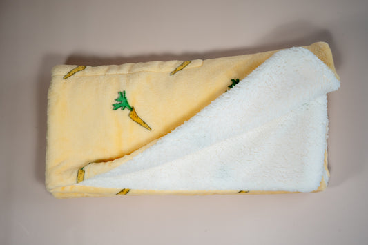 Inside view of the cover with carrot motifs. | Vue intérieure de la couverture aux motifs de carottes.