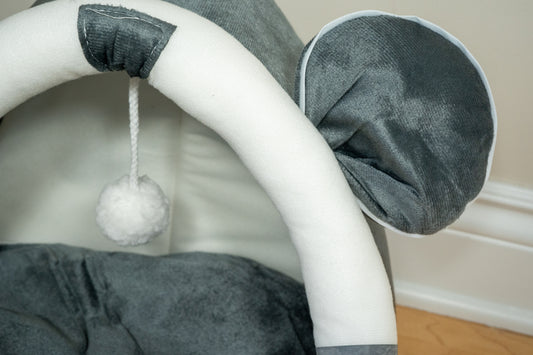 Close-up view of the pet's house ears. | Vue rapprochée des oreilles de la maison pour animaux.