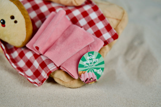 Plush picnic charcuterie board dog toy featuring snuffle mat, squeakers and crinkle paper for engaging play | Jouet planche charcuterie pique-nique en peluche pour chien avec tapis fouille, couineurs et papier froissé pour jeu captivant