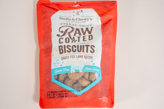 Freeze-dried raw coated biscuits for dogs from grass-fed lamb recipe. | Biscuits lyophilisés pour chiens enrobés d'agneau cru nourri à l'herbe.
