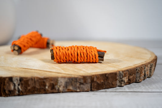Wooden sticks cut fresh and dried naturally and wrapped in paper rope. | Bâtons de bois coupés frais et séchés naturellement et enveloppés dans une corde en papier.