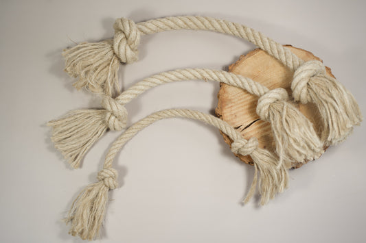 Organic hemp rope dog toy with knot at the ends. | Jouet pour chien en corde de chanvre biologique avec noeud aux embouts.
