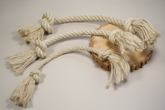 Different sizes of hemp rope dog toys. | Différentes tailles de jouets pour chiens en corde de chanvre.