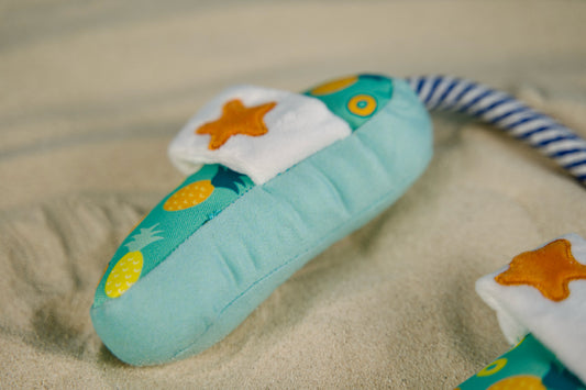 Its vibrant colors and crinkly texture make it the perfect companion for sunny adventures. | Ses couleurs vives et sa texture craquante en font le compagnon idéal pour des aventures ensoleillées.