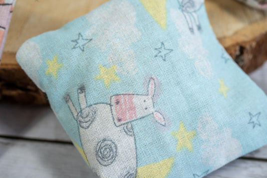 Cow on the moon pattern cat kicker. | Kicker pour chat à motifs de vache sur la lune.