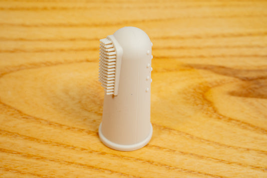 Close-up view of the silicone finger dog toothbrush. | Vue rapproché de la brosse à dents à doigt en silicone pour chiens.