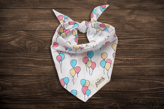 The Paws pet bandanas with party balloon designs. | Bandanas pour animaux The Paws avec des motifs de ballons de fête.