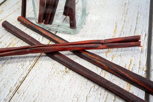 Natural, fresh and healthy brown beef chew for dogs. | Baton à macher de boeuf brun naturel, frais et sain pour chiens.