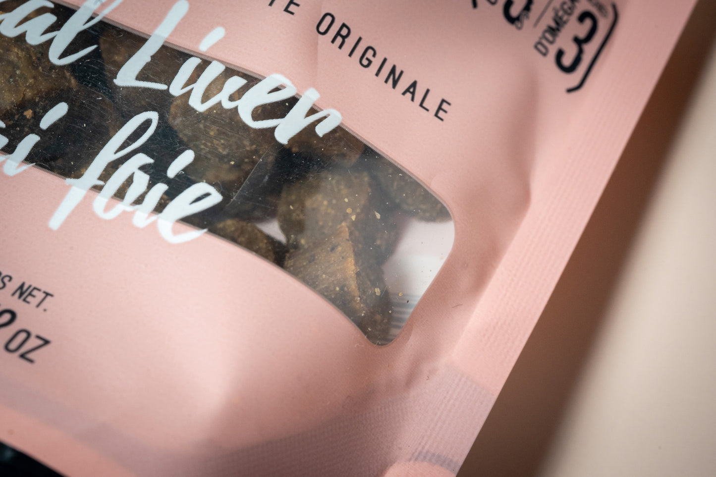 Vue rapprochée des friandises au foie pour chiens de Trumps Choice Rewards.