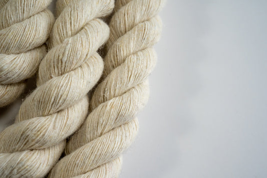 Close-up of the weave of the natural colored twisted cotton dog leash. | Gros plan sur le tissage de la laisse pour chien en coton torsadé de couleur naturel.