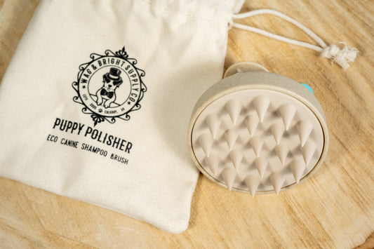 Eco silicone canine shampoo brush with a burlap bag. | Brosse à shampoing en silicone écologique pour chien avec un sac en toile de jute.