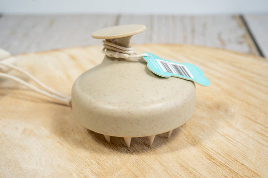 Top view of dog shampoo brush. | Vue de haut de la brosse à shampoing pour chiens.