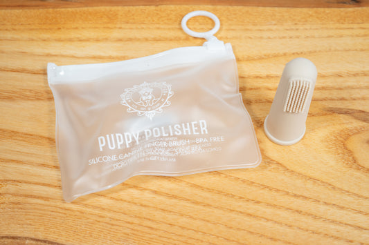 Silicone canine finger dog toothbrush BPA free with its travel case. | Brosse à dents à doigt en silicone pour chiens avec son sac de voyage.