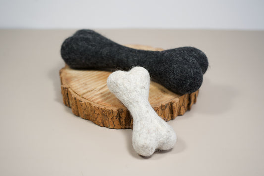 Wool bone-shaped toy for dogs. | Jouet en forme d'os en laine pour chien.
