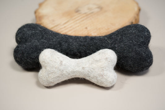 Different sizes of bone dog toys made with natural wool. | Différentes tailles de jouets pour chiens en os fabriqués avec de la laine naturelle.