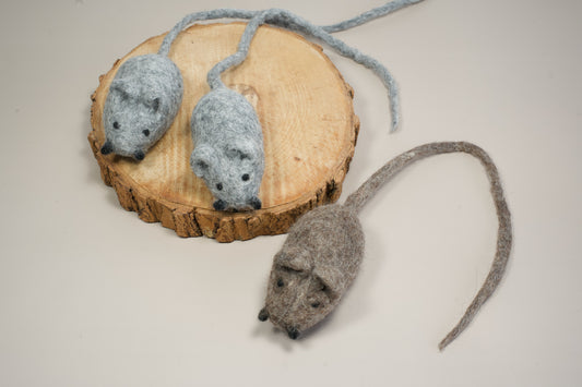Top view of wool cat mice offered in 2 colors. | Vue de haut des souris en laine pour chat offert en 2 couleurs.