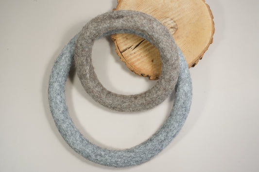 Top view of different sizes and colors of dog toy ring. | Vue de haut des différentes tailles et couleurs de l'anneau jouet pour chien.