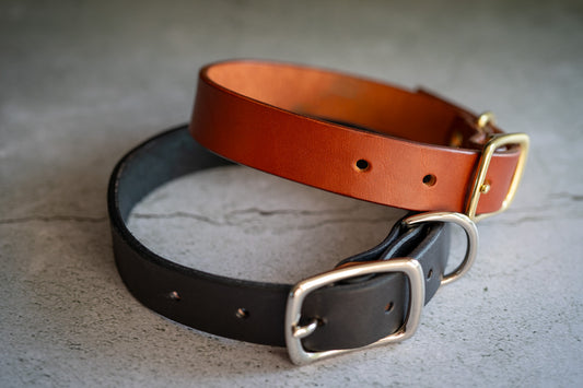 Side view of the handmade leather 1 inch dog collars. | Vue latérale des colliers pour chiens en cuir 1 pouce faits à la main.