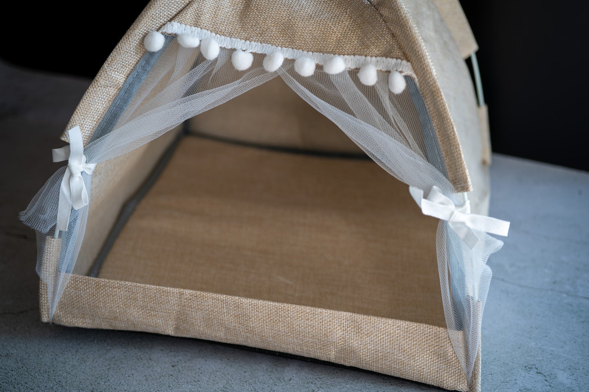 Interior view of the beige pet tent. | Vue intérieure de la tente beige pour animaux.