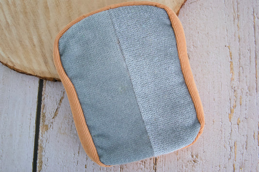 Toast-shaped Butter Mitten grooming accessory designed to remove pet hair from household surfaces and keep your home cleaner.|Accessoire de toilettage en forme de tranche de pain grillé, conçu pour éliminer les poils d’animaux sur les surfaces de la maison et contribuer à maintenir votre intérieur plus propre.