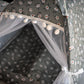 Vue de face de la tente-lit pour animaux sauge.