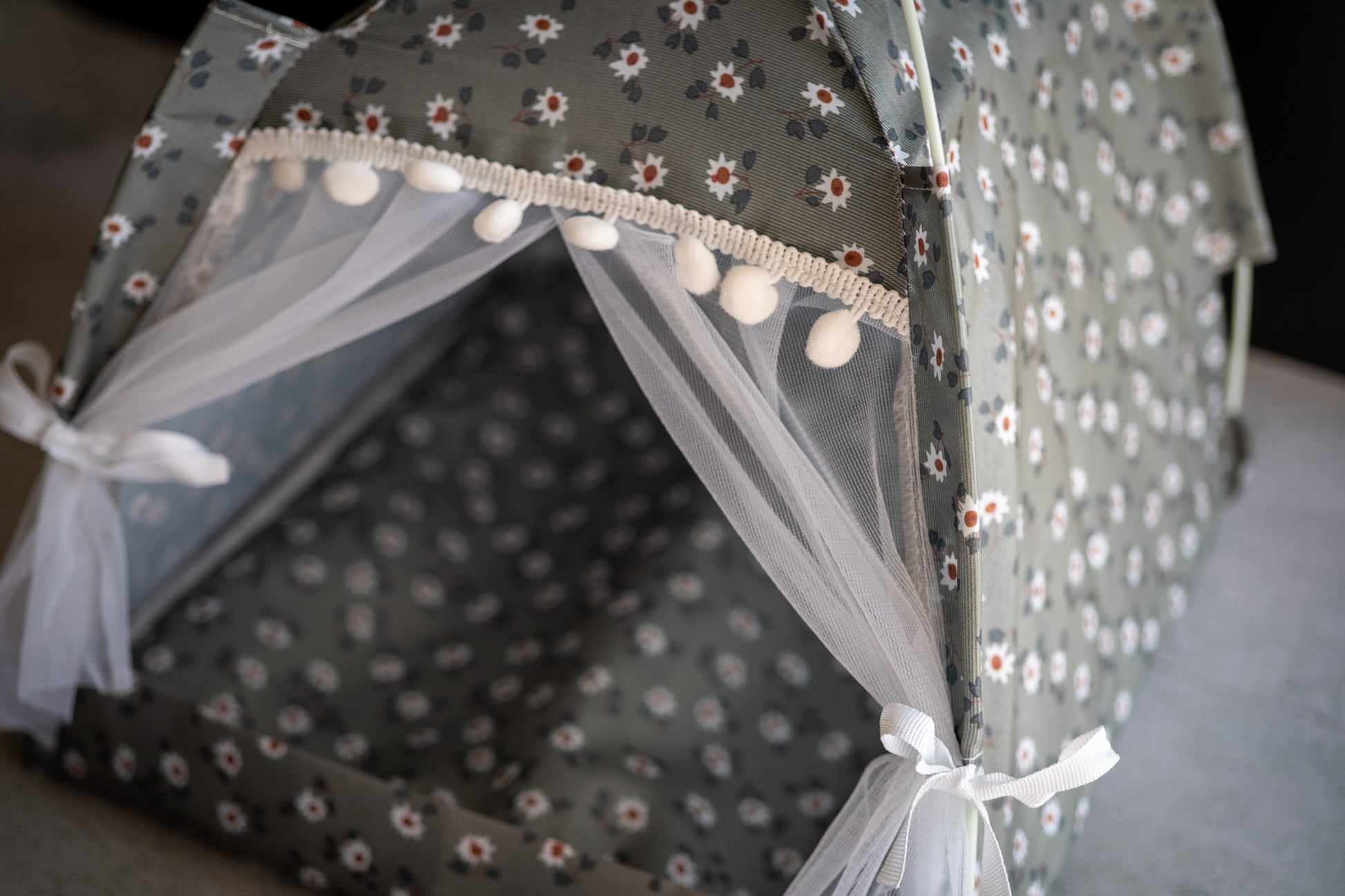 Front view of the sage pet bed tent. | Vue de face de la tente-lit pour animaux sauge.